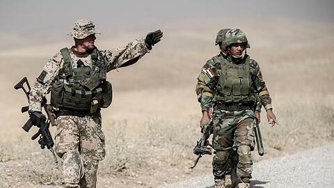Ein Bundeswehrsoldat und Kämpfer der kurdischen Peshmerga während der Ausbildung nahe Erbil im Norden des Irak.