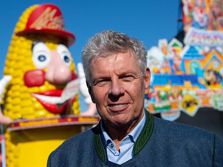 Dieter Reiter (SPD), Oberbürgermeister der Stadt München, befindet sich auf dem Gelände des Oktoberfestes. Foto: Sven Hoppe/Archiv