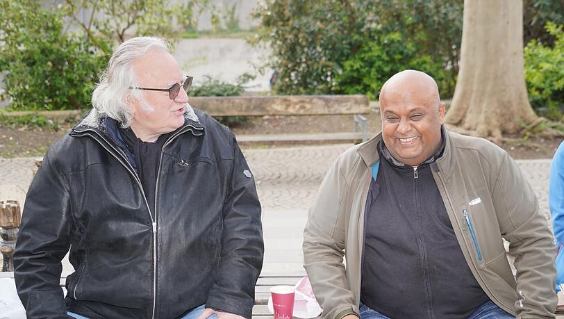 Uli (l.), Industriedesigner im Ruhestand, und Fawad, der Koch: Wer gerade nicht selber spielt, hockt auf der Zuschauerkiste, zum Fachsimpeln. Uli (l.), Industriedesigner im Ruhestand, und Fawad, der Koch: Wer gerade nicht selber spielt, hockt auf der Zuschauerkiste, zum Fachsimpeln.