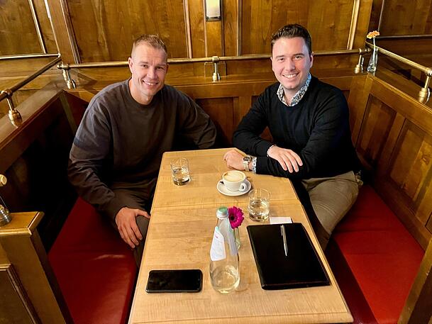 Holger Badstuber (l.), hier im Gespräch mit AZ-Redakteur Maximilian Koch, hat 2022 seine Karriere beendet. Derzeit macht er den Trainerschein. Holger Badstuber (l.), hier im Gespräch mit AZ-Redakteur Maximilian Koch, hat 2022 seine Karriere beendet. Derzeit macht er den Trainerschein.