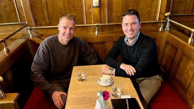 Holger Badstuber (l.), hier im Gespräch mit AZ-Redakteur Maximilian Koch, hat 2022 seine Karriere beendet. Derzeit macht er den Trainerschein.