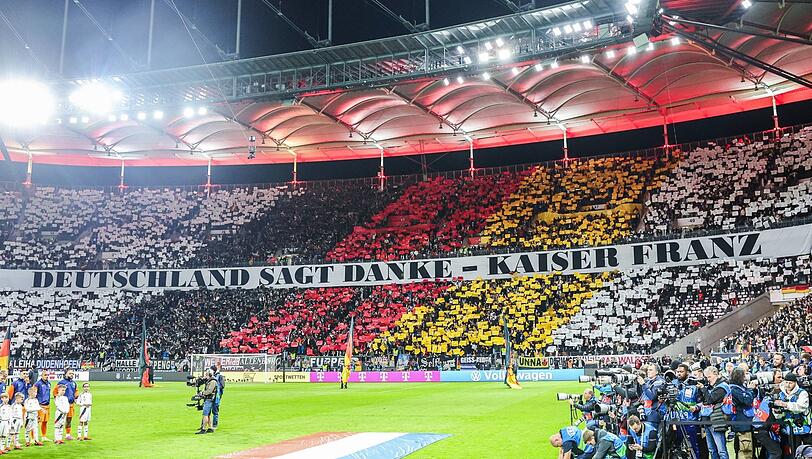 Auch die Fans der Nationalmannschaft verabschieden sich vom Kaiser Franz Beckenbauer. Auch die Fans der Nationalmannschaft verabschieden sich vom Kaiser Franz Beckenbauer.