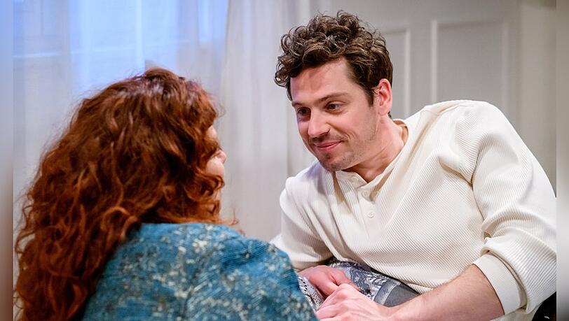 "Sturm der Liebe": Fanny (l.) ist froh, als sie Zweisamkeit mit Kilian genießen kann.