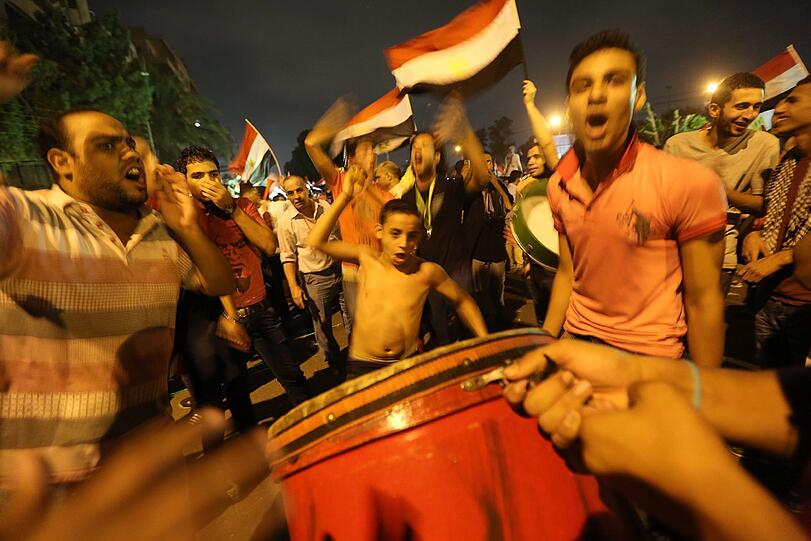 Ausnahmezustand am auf dem Tahrir-Platz in Kairo. Millionen Menschen feiern die Absetzung von Mohammed Mursi durch das ägyptische Militär.