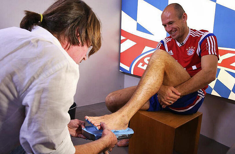 Ein Fußabdruck des Edeltechnikers: Arjen Robben lässt einen Abguss seines Fußes machen, mit dem er auf dem DFB "Walk of Fame" verewigt wird.
