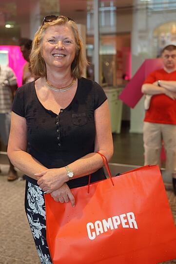 Chrys, Beraterin: &bdquo;Ich habe ein Paar Schuhe gekauft, weil ich am Samstag lieber die Zeit am Feringasee verbracht habe. Die Stimmung zum Shoppen ist super, aber so ein Sonntagseinkaufen sollte meiner Meinung nach nur gelegentlich stattfinden.&ldquo;