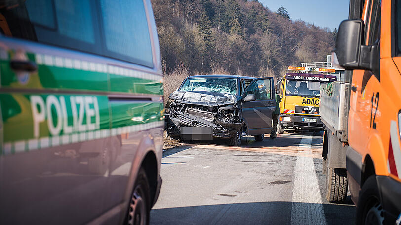 Der Gefangenentransporter kollidierte mit einem Lkw, alle acht Insassen werden teils schwer verletzt.