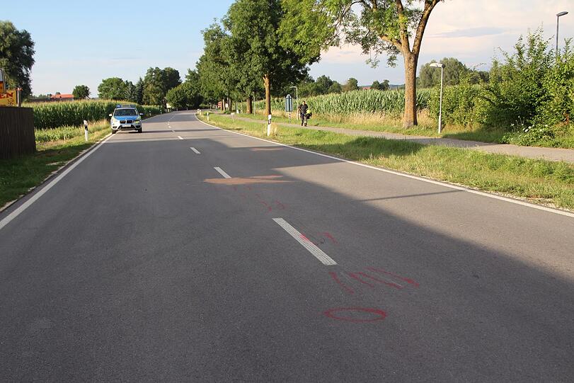 Der 9-Jährige Junge wurde auf der Landstraße in Bad Gögging von dem Sportwagen erfasst und starb noch an der Unfallstelle.