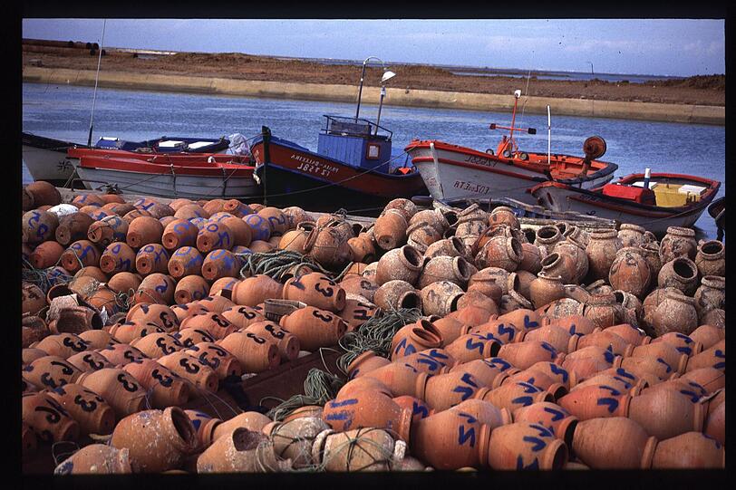 Vila Real de Santo Antonio: Tonkrüge für den Tintenfischfang im Hafen am Rio Guadiana.