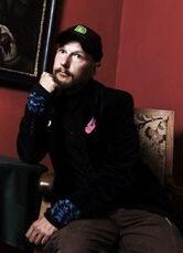 Sebastian Horn (Bass, Gesang, Songtexte) kommt von den Bananafishbones. Gerd Baumann arbeitet mit dem Texter &bdquo;Hand in Hand, die Lieder entstehen quasi im Zwiegespräch&ldquo;, wie er sagt &ndash; verfeinert im Quartett mit Autor Thomas Lienenlüke und Regisseur Marcus E. Rosenmüller.