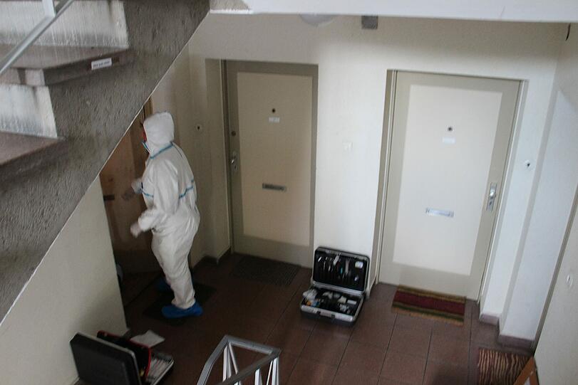 Mord in der Au: Die 91-Jährige Anna S. ist getötet worden. Die Polizei sucht im Umfeld der Wohnung in der Dollmannstraße nach Hinweisen und Spuren. Die Bilder vom Tatort...