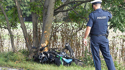 Der Motorradfahrer prallte gegen den Baum und verstarb noch an der Unfallstelle.