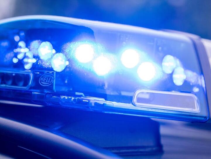 Ein Blaulicht leuchtet an einer Polizeistreife. Foto: Lino Mirgeler/dpa/Symbolbild