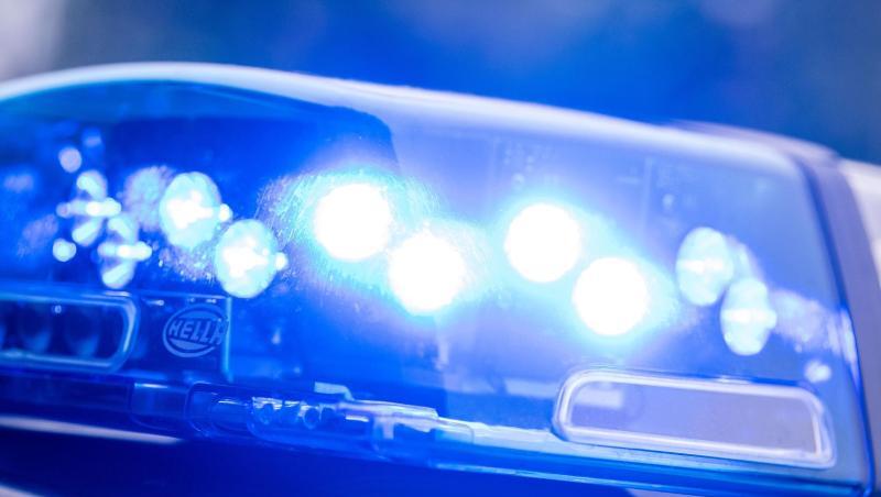 Ein Blaulicht leuchtet an einer Polizeistreife. Foto: Lino Mirgeler/dpa/Symbolbild Ein Blaulicht leuchtet an einer Polizeistreife. Foto: Lino Mirgeler/dpa/Symbolbild