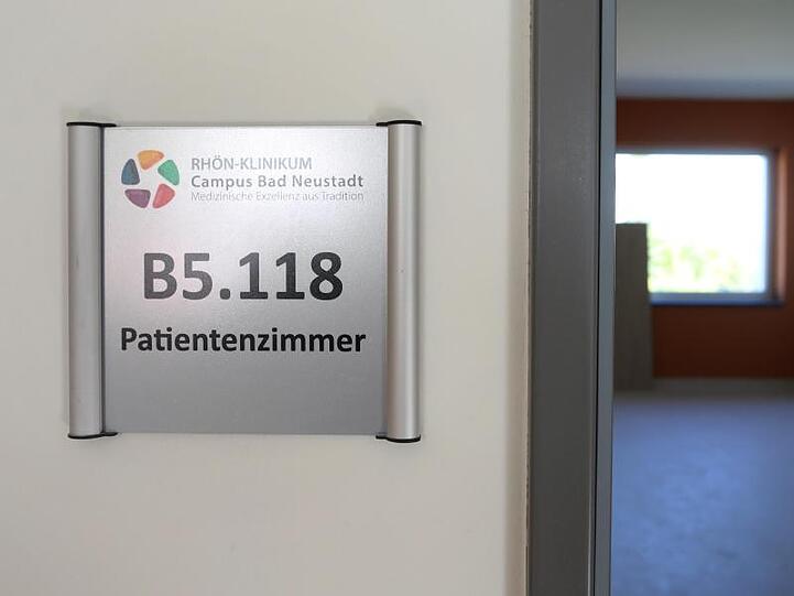 Ein Schild an einem Patientenzimmer im Neubau des Rhön-Klinikums in Bad Neustadt. Foto: Karl-Josef Hildenbrand/Archiv