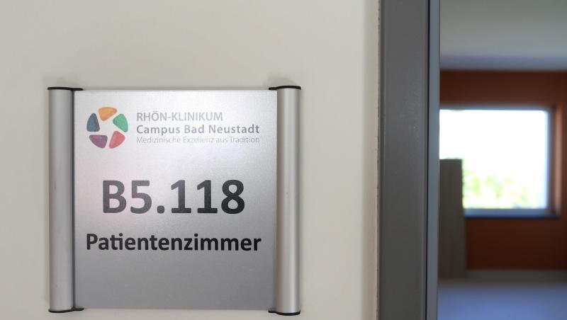Ein Schild an einem Patientenzimmer im Neubau des Rhön-Klinikums in Bad Neustadt. Foto: Karl-Josef Hildenbrand/Archiv Ein Schild an einem Patientenzimmer im Neubau des Rhön-Klinikums in Bad Neustadt. Foto: Karl-Josef Hildenbrand/Archiv