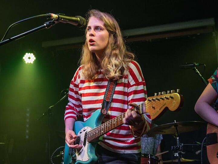 Die britische Songwriterin Marika Hackman bei einem Konzert in London.