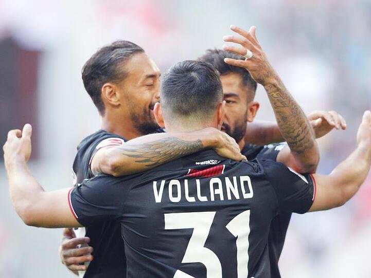 Leverkusens Spieler Demirbay (r), Volland (M) und Bellarabi jubeln über das 1:0 in Düsseldorf.