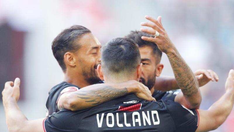 Leverkusens Spieler Demirbay (r), Volland (M) und Bellarabi jubeln über das 1:0 in Düsseldorf. Leverkusens Spieler Demirbay (r), Volland (M) und Bellarabi jubeln über das 1:0 in Düsseldorf.