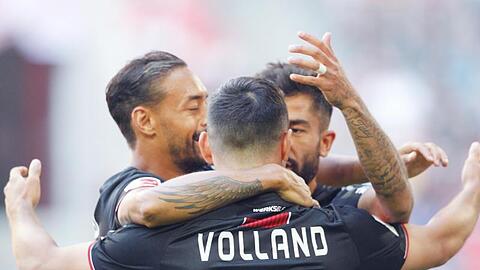 Leverkusens Spieler Demirbay (r), Volland (M) und Bellarabi jubeln über das 1:0 in Düsseldorf.