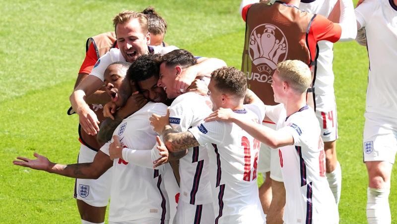 Die englischen Spieler bejubeln die Führung.