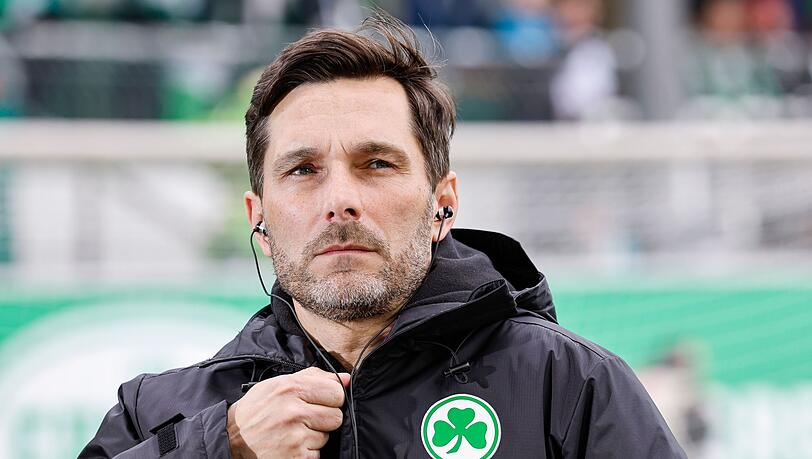Der Fürther Trainer Stefan Leitl gibt vor dem Spiel ein Interview.