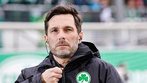 Der Fürther Trainer Stefan Leitl gibt vor dem Spiel ein Interview.