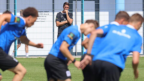 1860-Coach Patrick Glöckner beobachtet seine Mannen beim Training. Mit der Kaderzusammenstellung ist er zufrieden – eigentlich.