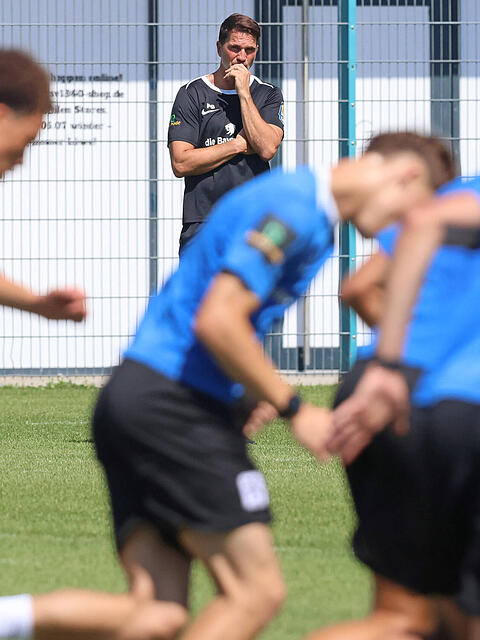 1860-Coach Patrick Glöckner beobachtet seine Mannen beim Training. Mit der Kaderzusammenstellung ist er zufrieden – eigentlich.