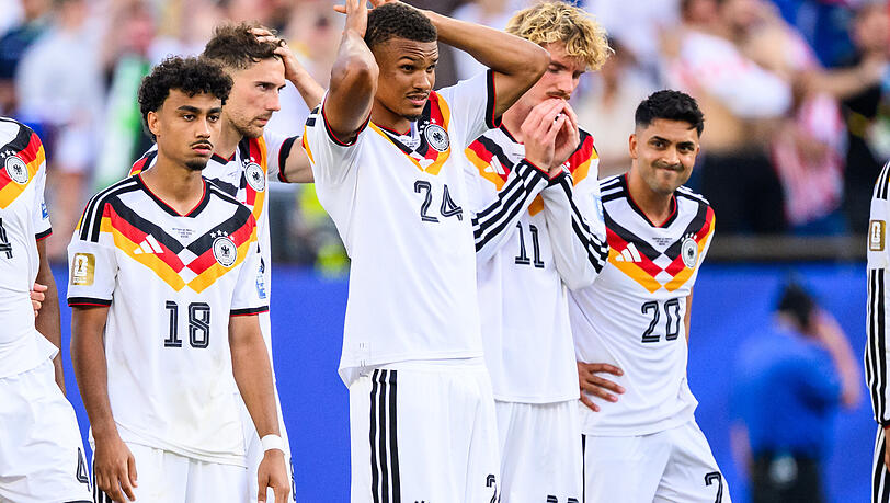 Das war wohl nix: Szene aus dem Sechzehntelfinale im Boston-Stadion, v. l.: die deutschen Nationalspieler Nathaniel Brown, Leon Goretzka, Malick Thiaw, Nick Woltemade und Nadiem Amiri nach dem Spiel. Der Kanzler lobte trotz der Niederlage.