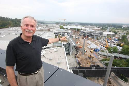 Messe-Chef Bernd A. Diederichs hat vom Dach seines Büro-Gebäudes einen guten Überblick über die Baustelle.