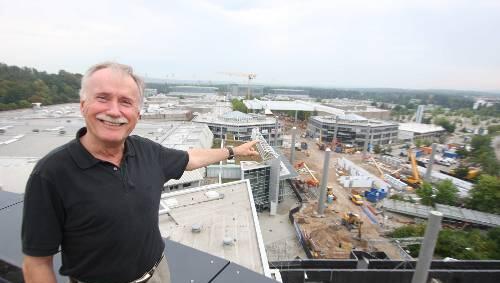 Messe-Chef Bernd A. Diederichs hat vom Dach seines Büro-Gebäudes einen guten Überblick über die Baustelle. Messe-Chef Bernd A. Diederichs hat vom Dach seines Büro-Gebäudes einen guten Überblick über die Baustelle.