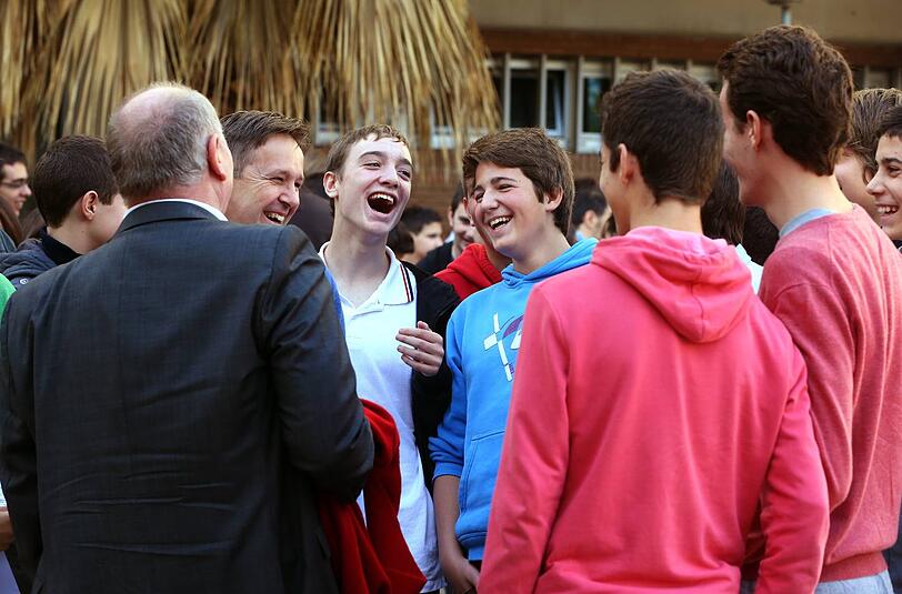 Die Bayern-Bosse Uli Hoeneß, Karl-Heinz Rummenigge und Karl Hopfner zu Besuch an der Deutschen Schule Valencia.