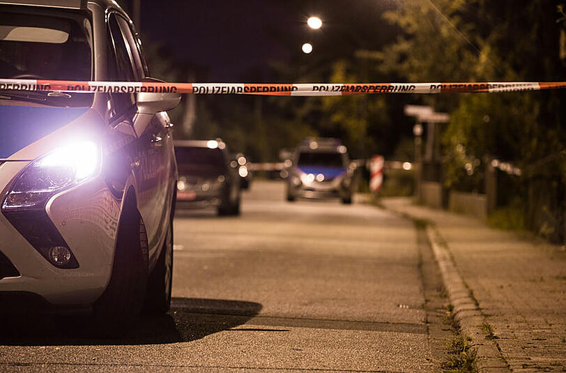 Weiträumig abgesperrt ist am 24.07.2014 in Bischofsheim im Kreis Groß-Gerau (Hessen) der Tatort, an dem ein Polizist erschossen wurde.