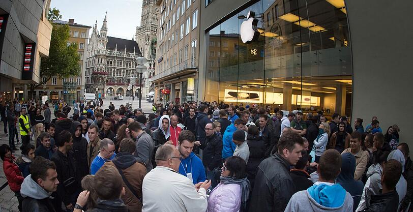 Der Apple-Hype hat am Freitagmorgen München erreicht: Zum Verkaufsstart des iPhone 6 kamen hunderte Menschen zum Appel-Store in der Fußgängerzone. Die Bilder.