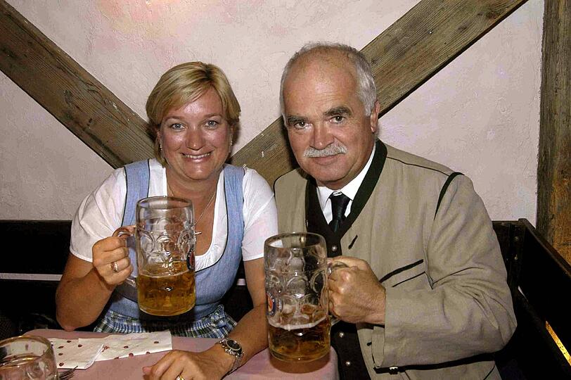 19. September 2004: Mit seiner Frau Eva besucht Peter Gauweiler das Münchner Oktoberfest &ndash; und hat seinen Krug schon fast leer.