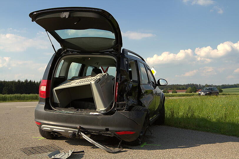 Ein Skoda prallte auf ein entgegenkommendes Motorrad. Der Motorradfahrer überlebte den Zusammenstoß nicht.