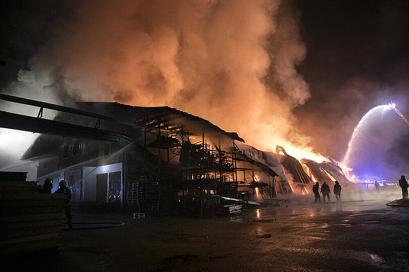 Bilder vom großen Feuerwehreinsatz in Fridolfing am Dienstagabend. Der Sachschaden ist nach dem Brand eines Sägewerks immens.