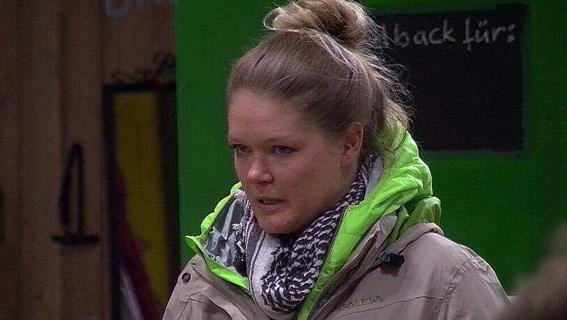 Victoria hält eine Brandrede vor versammelter "Newtopia"-Gemeinde