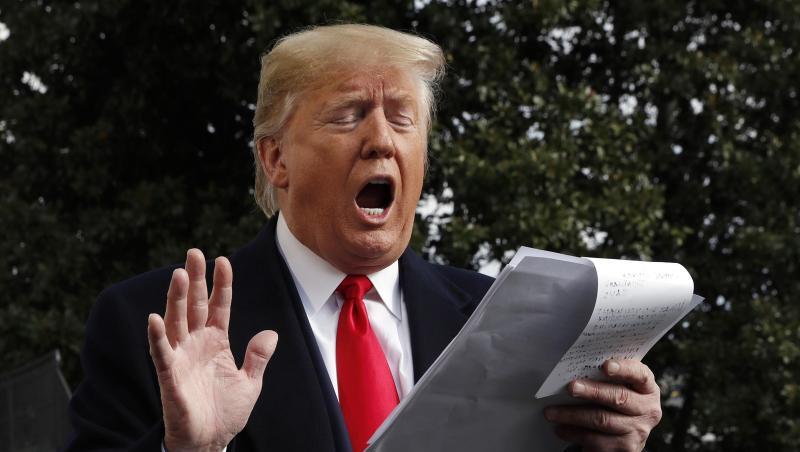 US-Präsident Donald Trump liest von seinen handschriftlich verfassten Notizen ab, als er mit Journalisten vor dem Weißen Haus spricht. Trump äußerte sich zu den Impeachment-Ermittlungen. US-Präsident Donald Trump liest von seinen handschriftlich verfassten Notizen ab, als er mit Journalisten vor dem Weißen Haus spricht. Trump äußerte sich zu den Impeachment-Ermittlungen.
