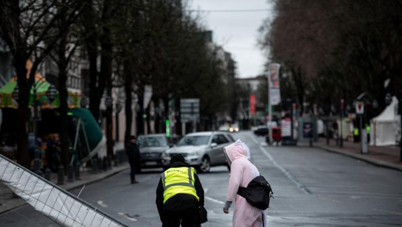 Ein Ordner und ein verkleideter Narr stehen in Düsseldorf an einem Bauzaun, der durch den Sturm umgeweht worden ist. Ein Ordner und ein verkleideter Narr stehen in Düsseldorf an einem Bauzaun, der durch den Sturm umgeweht worden ist.