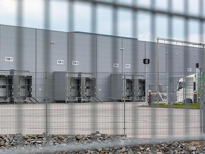 Das Betriebsgelände eines Schlachthofs ist zu sehen. Foto: Armin Weigel/dpa