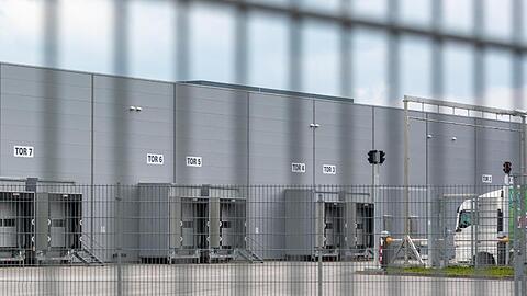 Das Betriebsgelände eines Schlachthofs ist zu sehen. Foto: Armin Weigel/dpa