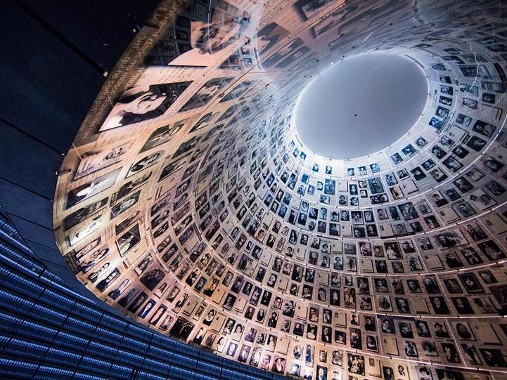 Blick in die Halle der Namen in der Holocaust-Gedenkstätte Yad Vashem. Foto: Rolf Vennenbernd/Archiv