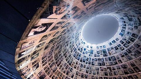Blick in die Halle der Namen in der Holocaust-Gedenkstätte Yad Vashem. Foto: Rolf Vennenbernd/Archiv