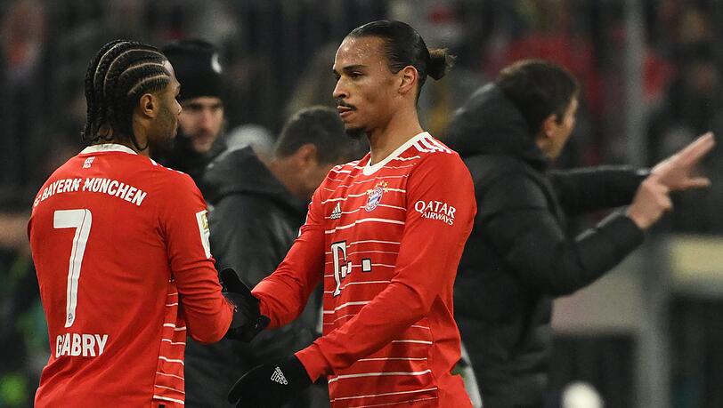 Münchens Leroy Sane (r) wechselt sich mit Serge Gnabry aus.