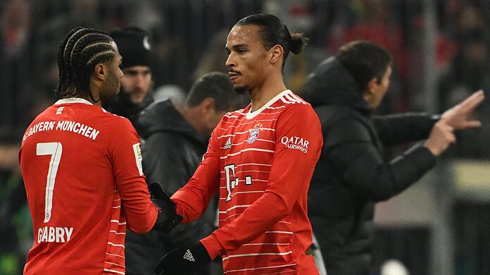 Münchens Leroy Sane (r) wechselt sich mit Serge Gnabry aus.