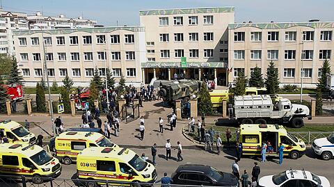 Krankenwagen und Polizeiautos vor dem Tatort (2021): Ein junger Mann aus der Teilrepublik Tatarstan sei des mehrfachen Mordes sowie des bewaffneten Überfalls für schuldig befunden worden, meldete die russische Agentur Interfax unter Berufung auf das Gericht.