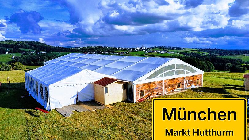 Gerade wird noch das Festzelt in München (Hutthurm) fertig aufgebaut. Gerade wird noch das Festzelt in München (Hutthurm) fertig aufgebaut.