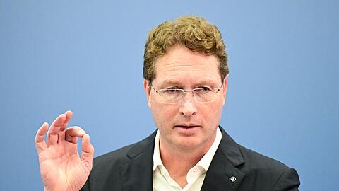 Vorstandschef Ola Källenius bekräftigt die Jahresprognose des Autobauers. (Foto-Archiv)